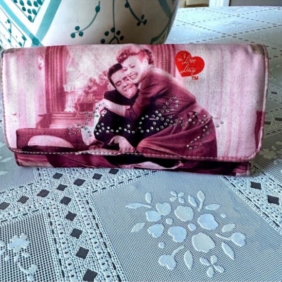 desilu Handbags - I LOVE LUCY PINK VINTAGE WALLET